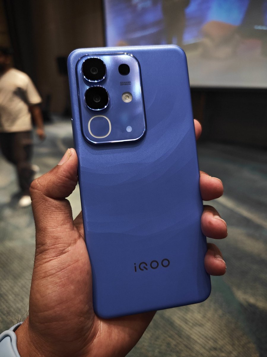 SavageAryan007's tweet photo. The iQOO Z10x is.....interesting.

A good chip (Dimensity 7300), with huge battery capacity (6500 mAh) with fast UFS 3.1 storage for sub-₹15K.

Here, the highlights of this device, in my opinion, are performance, design & battery life. 

Also, I feel the Ultramarine Blue looks better than the Titanium Grey (personal preference).

Any questions or queries? Do ask me below!