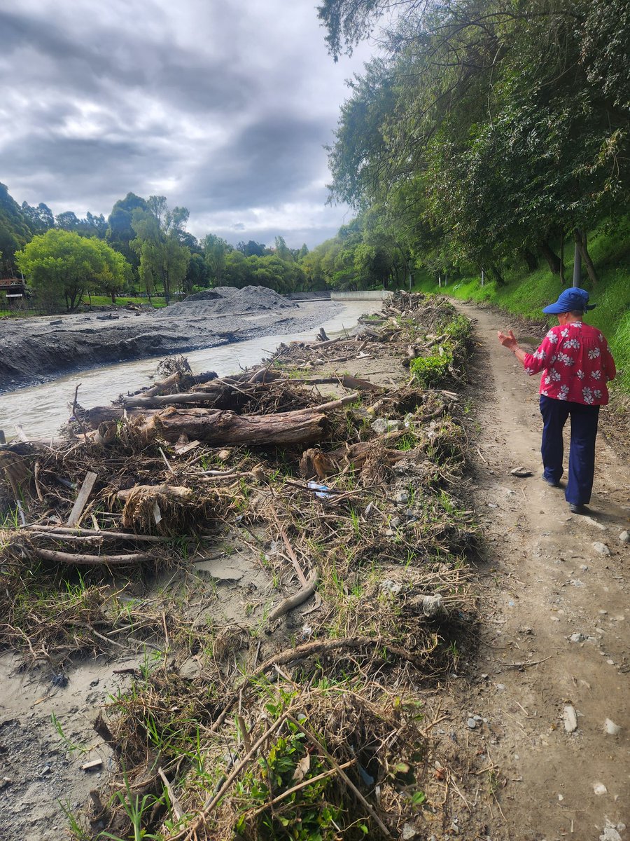 pvgonzalezg's tweet photo. @MunicipioDeLoja  Realizar limpieza de los senderos del parque lineal de la Tebaida, del desarenador y canal, hay muchos escombros, restos de árboles llantas, piedras, etc. Y el olor es insoportable. https://t.co/zPxsCnYjrX