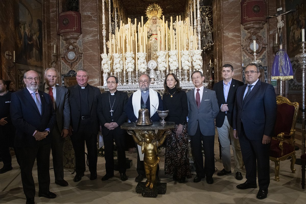Hdad_Macarena's tweet photo. La campana y la nueva iglesia han sido financiados por nuestra Hermandad en colaboración con la Fundación @FBangassou; un templo que permitirá a los cristianos que viven en el barrio de Maliko asistir a misa ya que antes, para hacerlo, debían desplazarse varios kilómetros a pie. https://t.co/tB9Vdumrmp