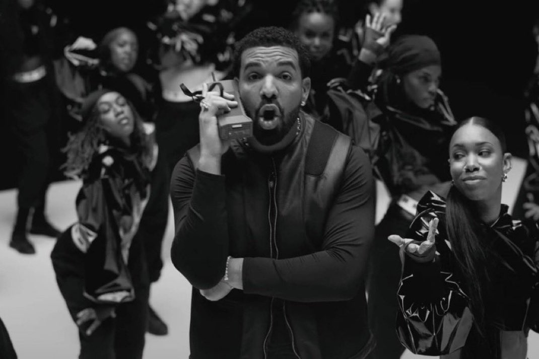 DrakeChart's tweet photo. "NOKIA" by @Drake remains at #1 on today's US Spotify chart for a 4th consecutive day with over 1.56 MILLION streams.

It also rises to a new peak of #15 on today's Global Spotify chart with over 3.14 MILLION streams. https://t.co/GQqeyvG8fh