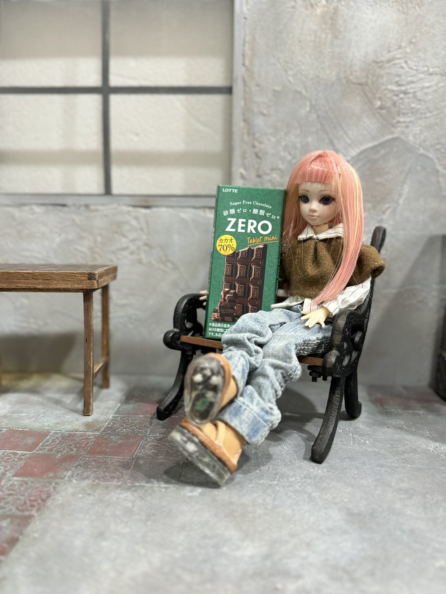#深夜のおやつドール一本勝負

ロッテのZEROチョコ🍫カカオ70%
甘みは控えめだけどミルクのより好み

#ソールの中の世界
#ブライス   #ピュアニーモ #チェリー     #blyth  #Pureneemo #cherry
#ハンドメイド #スウィミー #球体関節人形 #myoudoll