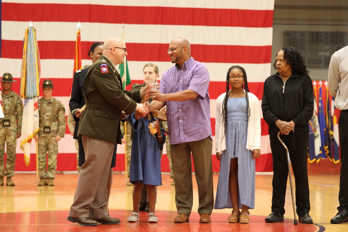 USArmyFortSill's tweet image. Congrats to last month's retirees! Thank you for your dedication and service to our country, the U.S. Army and Fort Sill. 🇺🇸 May your retirement be restful and rejuvenating. 

📸: flic.kr/s/aHBqjC7tvV

#TeamSill #SoldierForLife