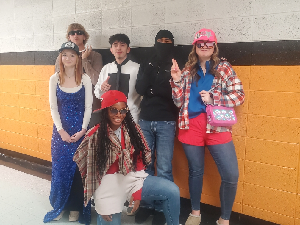 RipleyHS's tweet photo. 🎤✨ ¡Pasarela en la clase de español! Mrs. Briscoe's Spanish I students strutted their stuff today in a fashion show—all while describing outfits in Spanish. ¡Qué estilo! 👗👔🕶️ #LanguageInAction #SpanishClass #StudentSpotlight https://t.co/AVZGwUDP1X