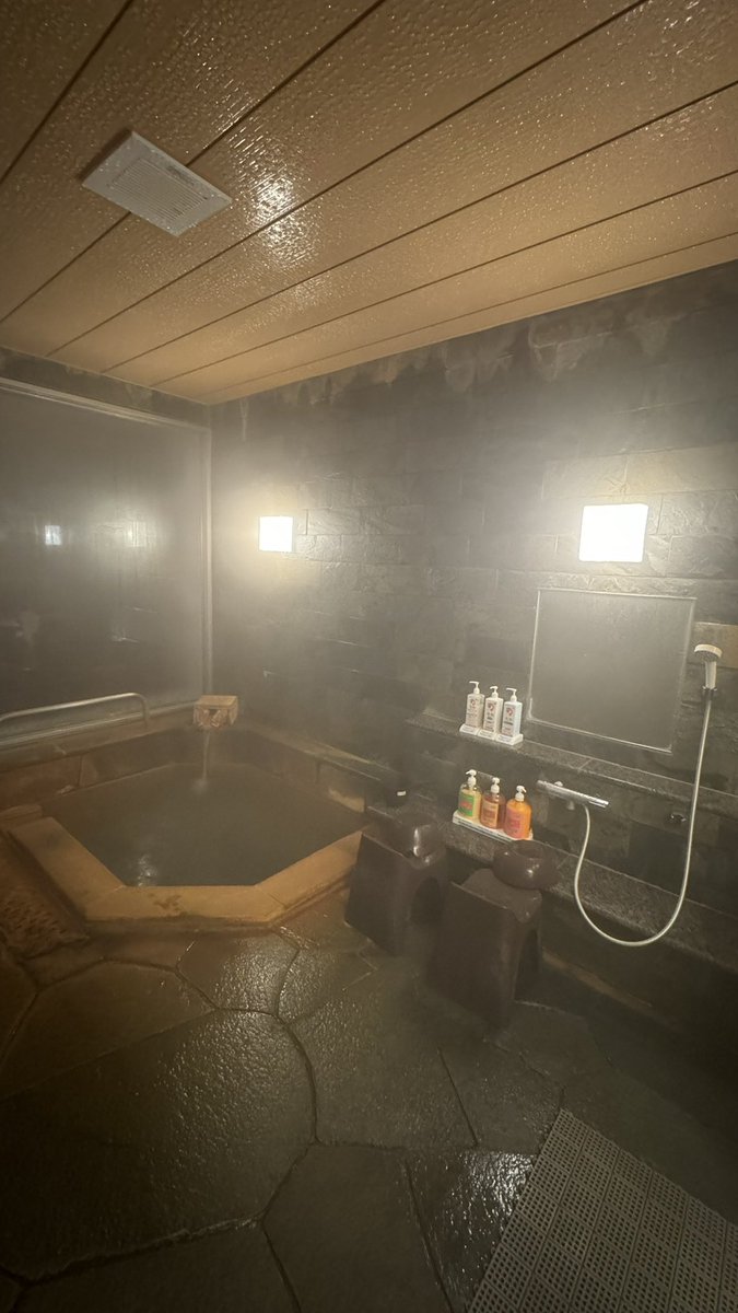 whale_sauna's tweet photo. 貸切サウナも最高すぎて感動した、、、

源泉か��流しの内湯、セルフロウリュのバレルサウナ、支笏湖の水かけ流しの水風呂、絶景支笏湖ビュー外気浴。

贅沢な時間を噛み締めました🥲♨️

#支笏湖 #丸駒温泉旅館 #丸の湯 #貸切サウナ #北海道 https://t.co/fDjgzFWmfE