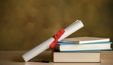 ulvisaran's tweet photo. BİLGİ ÇAĞINDA 22 YAŞINA KADAR EĞİTİM GEREKSİZ: SÜRE KISALTILMALI

Bilgi teknolojileri ve İnternet çağında, “12 yıllık zorunlu eğitim” ve 4 yıllık üniversite eğitimi süresi uzun ve gereksizdir.

Zorunlu eğitim süresi, çocukların 6 yaşından itibaren 18 yaşına kadar 3 kademeli eğitimden geçmelerini öngören; ilkokul, ortaokul ve lise aşamalarından oluşuyor.

4 yıllık üniversite eğitimini de eklerseniz toplam 16 yıl..

Hiç düşündük mü, neden bu kadar süre eğitim görüyoruz?

Zorunlu eğitim süresi neden 9 veya 10 yıl değil de, 12 yıl? Tercihimize bakılmaksızın 18 yaşına kadar eğitimden geçmemizi zorunlu kılan sebepler nelerdir?

Hayata atılmak için, üniversite de dahil olmak üzere neden 16 yıl eğitimden geçmek ve 22 yaşına kadar beklemek zorunda kalıyoruz?

İlkokuldan üniversite mezuniyetine kadar geçecek toplam eğitim-öğretim süresi, mesela 3 yıl kısaltılarak 16 yıl yerine 13 yıla indirilemez mi?

Böylelikle insanlara, hayata daha erken başlama ve geleceklerine yönelik daha iyi kariyer planı yapma fırsatı verilemez mi?

Bu soruları kimse sormuyor.

İlk olarak, gençlerimizi bu kadar uzun süre zorunlu eğitimden ve 4 yıllık üniversite eğitiminden geçmek zorunda bırakan politikanın temelindeki zihniyeti ve dayandığı kabulleri irdeleyelim:

Milli Eğitim Temel Kanunu, Türk milli eğitiminin amacını; “milli, ahlaki ve kültürel değerleri benimseyip geliştiren; hak ve sorumluluk bilinciyle topluma katkı sunan; dengeli, yaratıcı ve bilimsel düşünebilen bireyler yetiştirerek onları ilgi ve yeteneklerine uygun biçimde hayata ve mesleğe hazırlamak” şeklinde belirlemiştir.

Burada sorgulanması gereken temel nokta; bu amaçların gerçekleştirilmesi için, öğrencilerin zorunlu olarak 12 yıl, üniversite dönemiyle birlikte toplam 16 yıl eğitim süreci içinde tutulmalarına gerek olup olmadığıdır.

Türk eğitim sistemi, 20’inci yüzyıl sanayi toplumunun ihtiyaçlarına göre; merkeziyetçi, standartlaştırılmış ve uzun süreli eğitim sürecini gerektiren bir yapı olarak şekillendirilmiştir. Bu yapının temel işlevi; bireyleri ideolojik anlamda devletin değerleriyle donatmak, belirli kalıplar içinde mesleki rollerine hazırlamak ve temel bilgi aktarımını örgün yollarla gerçekleştirmektir. Ancak bu anlayış, bilgi ve iletişim teknolojilerindeki gelişmeler ve küreselleşme dinamiklerinin etkisiyle işlevselliğini ve geçerliliğini büyük ölçüde kaybetmiştir.

Bu kapsamda ortaya çıkan değişim gereğinin sonuçlarını şu şekilde sıralayabiliriz:

-Artık kabul etsek de etmesek de günümüzde insanlar, milli sınırlar içinde tanımlanmış bir statü çerçevesinde ulus devletin “vatandaşları” oldukları kadar, aynı zamanda küresel bilgi toplumunun üyesi ve sınırsız “İnternet evreninin” de “serbest yurttaşları” durumundadırlar.

-Ülkelerin büyük ölçüde dışarıya kapalı olduğu sanayi toplumu döneminde eğitim; merkeziyetçi, örgütlü, sistematik ve kitlesel nitelikteydi. Bu nedenle ister istemez devlet tekeli altında yürütülüyordu. Oysa teknolojinin geliştiği, bilgiye erişimin kolaylaştığı, öğrenme araçlarının çeşitlendiği ve bireyselleştiği “bilgi çağında;” merkeziyetsiz, serbest, esnek, parçalı ve farklı kaynak ve oluşumlar eliyle yürütülebilir bir nitelik kazandı.

-Geçmişte örgün eğitim ve “okul” sistemi, bireylerin kendilerini geliştirmeleri, meslek veya uzmanlık sahibi olmaları için gerekli bilgilere erişmelerinin vazgeçilmez, en büyük ve belki “tek” aracı idi. Oysa çoklu eğitim kaynaklarının yaygın olduğu günümüzde örgün eğitim, bilgiye erişimde tekel niteliğini kaybetmiş; kullanılan farklı kaynak ve yöntemlerden biri konumuna gelmiştir.

Geçmişin bilgiye erişimde güçlük çeken çocuklarıyla karşılaştırıldığında, bugünün çocukları ve gençleri internete, dijital platformlara, açık kaynaklara, sosyal medyaya, çevrimiçi eğitim sistemlerine ve yapay zekâ destekli araçlara sınırsızca ulaşabiliyor.
…

(DEVAMI aşağıdaki linkte)

https://t.co/bW0uPopx2B

| Ulvi Saran
Karar