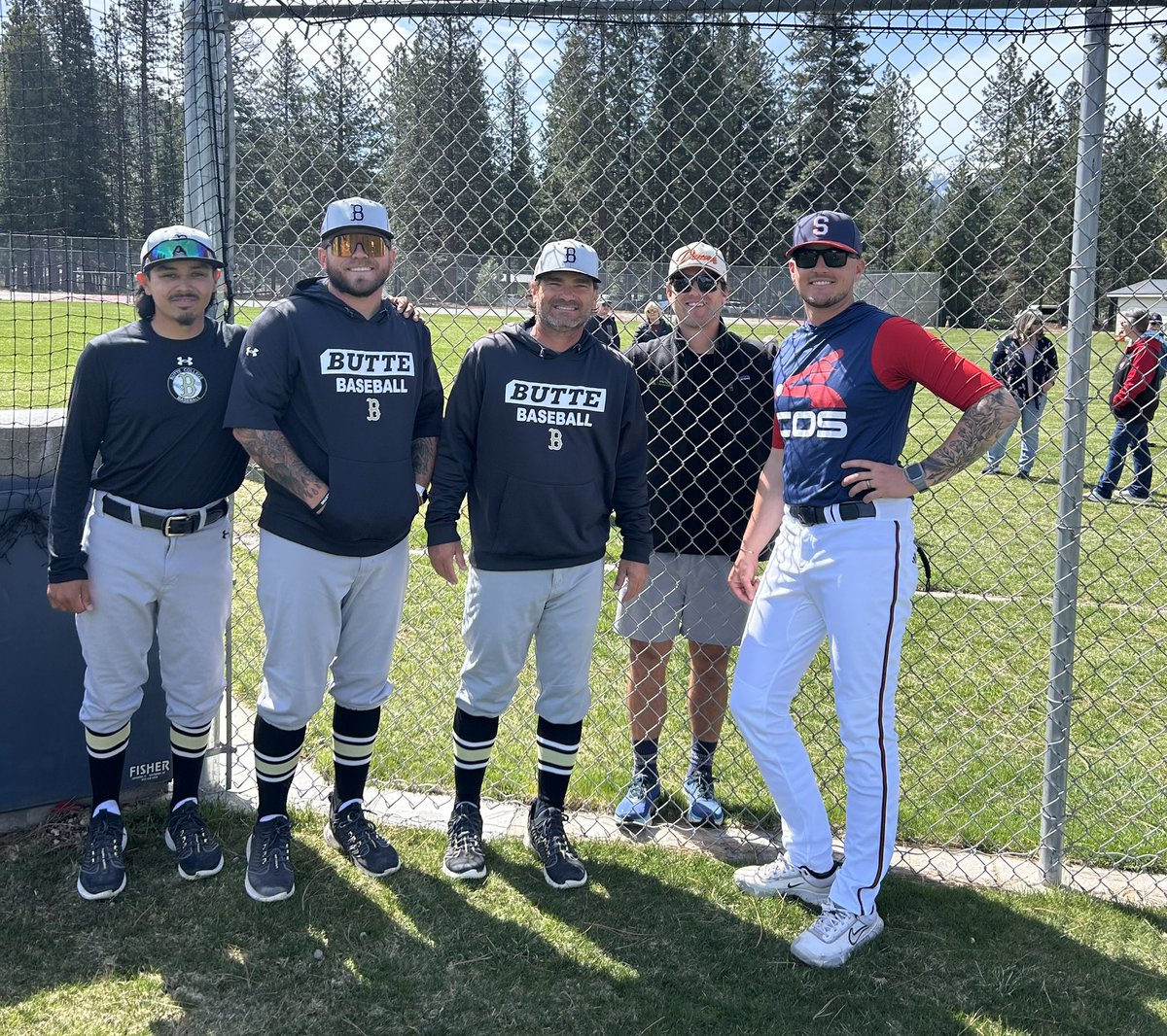 ferro2stars's tweet image. At one point in my career all of these guys played for me, even the guy behind the fence. So blessed to have them all in my life! #studs #greatdudes #superproud #goodlookingguys