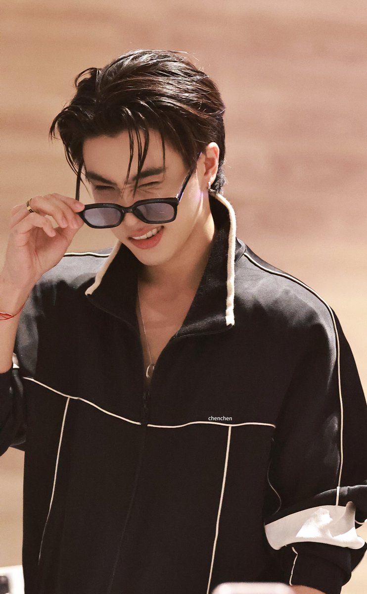 CHENCHENPPE's tweet photo. wink wink～555555

@perthppe
#KDPPE
 #PerthTanapon
BOOKFAIR2025 PERTHSANTA
#BKKIBF2025xPerthSanta https://t.co/Tj5YScYU8T