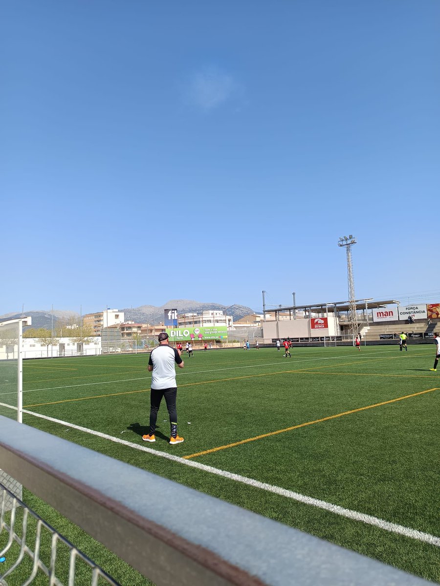Algún día acabaré jugando con ellos….que manía de meterme en el campo
