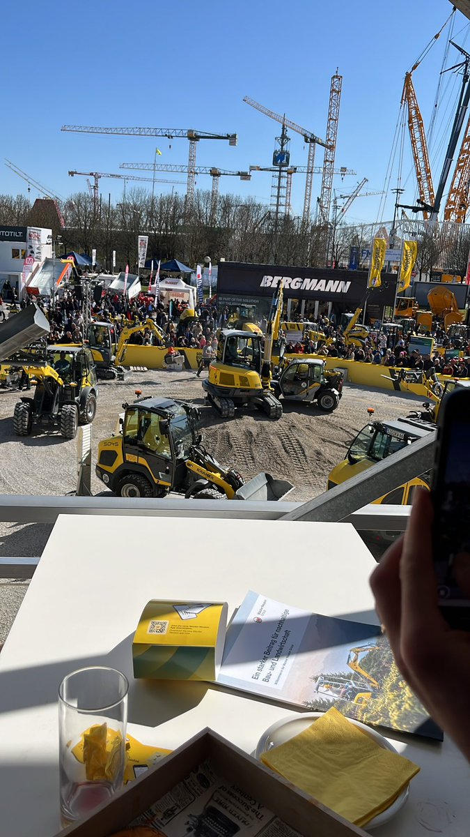 l_m_s15's tweet photo. Auf der #Bauma in München ist einiges los! Heute Capital Markets Day von #WackerNeuson https://t.co/NqLcBvWs4g
