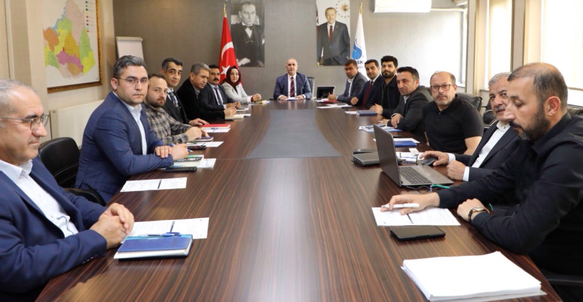suskigm's tweet photo. Şanlıurfa’mıza en iyi hizmetleri kazandırmanın gayretiyle çalışıyoruz. 🚰🚧👷

ŞUSKİ Genel Müdürümüz Emin İZOL’un koordinesinde Daire Başkanlarımız ile birlikte haftalık planlama ve değerlendirme toplantısını gerçekleştirdik. https://t.co/1KnGMHCfWS