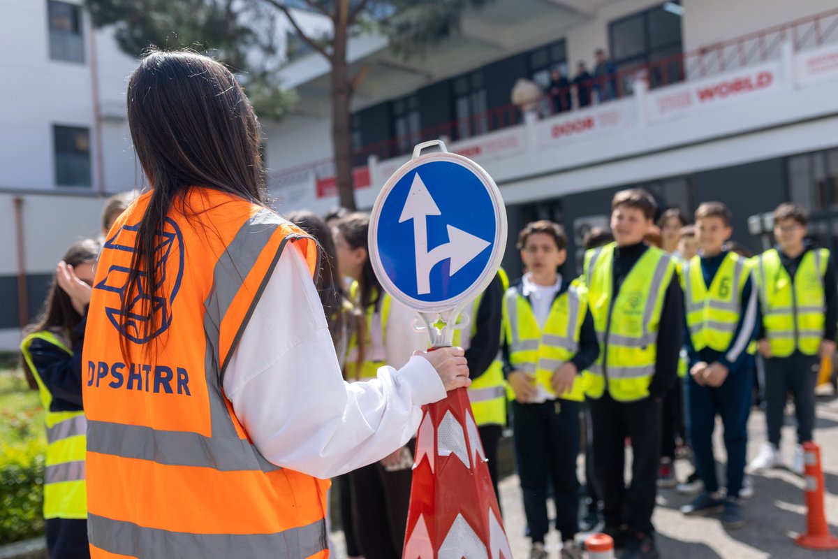 dpshtrr's tweet photo. Ekipi ynë i Sigurisë Rrugore është rikthyer sërish për të vijuar me orët edukative nëpër shkolla!
Sot ndalesa jonë ishte Deutsch-Albanische Schule, ku nxënësit u angazhuan me shumë entuziazëm për të mësuar më shumë rreth rregullave të sigurisë rrugore dhe sjelljes së përgjegjshme https://t.co/7xueqLce6e