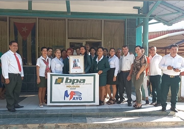 Con #HonorHolguinero se hace entrega del Distinguido Nacional en las actividades por el #1Mayo  a la Sucursal 7032 San Germán en #HolguínSí #PorCubaJuntosCreamos
