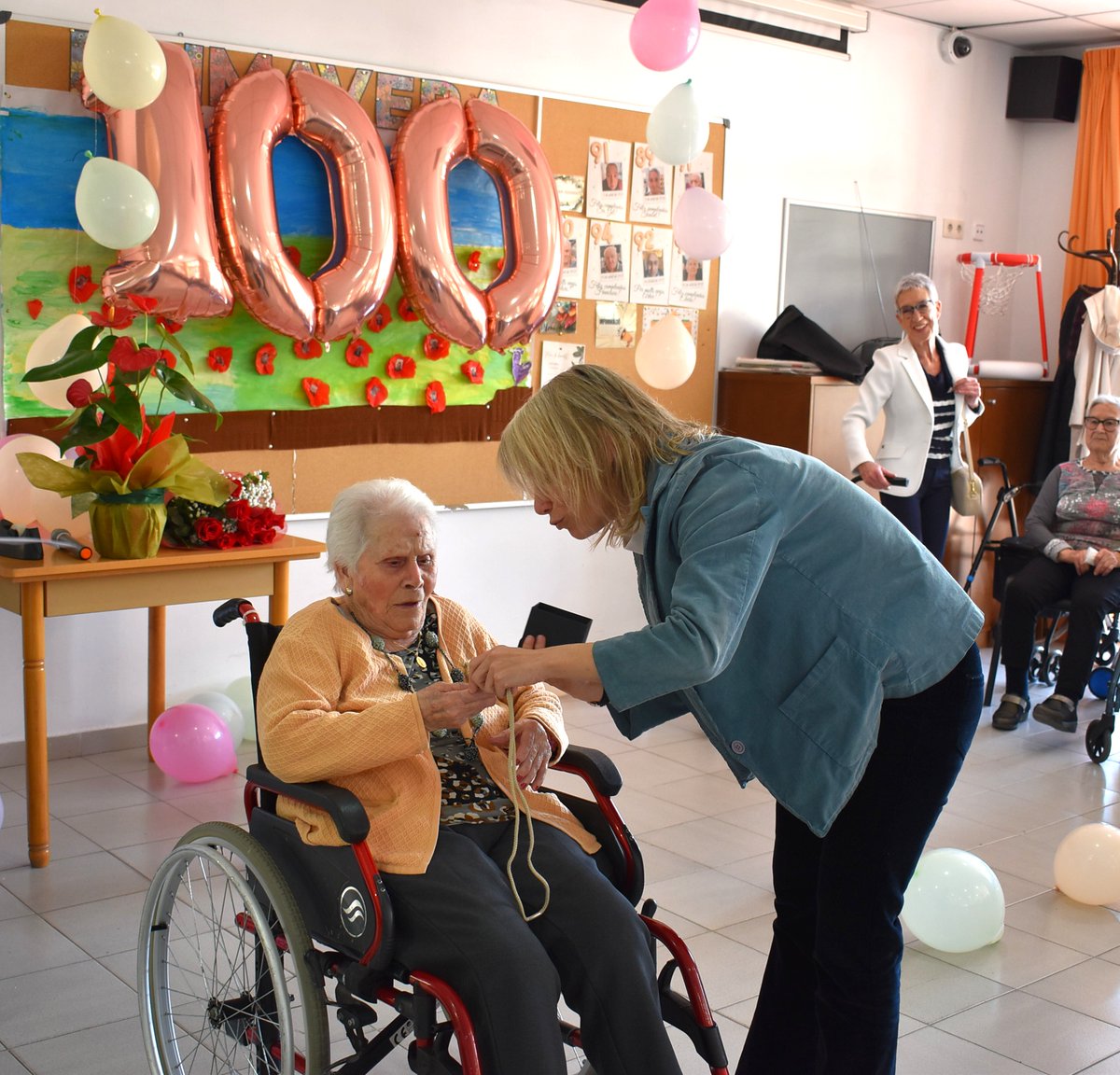 Estem de celebració! 🎉🎂

Avui a la nostra residència hem celebrat els 1️⃣0️⃣0️⃣ anys de la Dolors! Ha pogut gaudir del seu aniversari acompanyada dels seus amics, família, cuidadors, i l'alcaldessa de #Granollers qui li ha lliurat una medalla en commemoració dels seus #100anys❤️