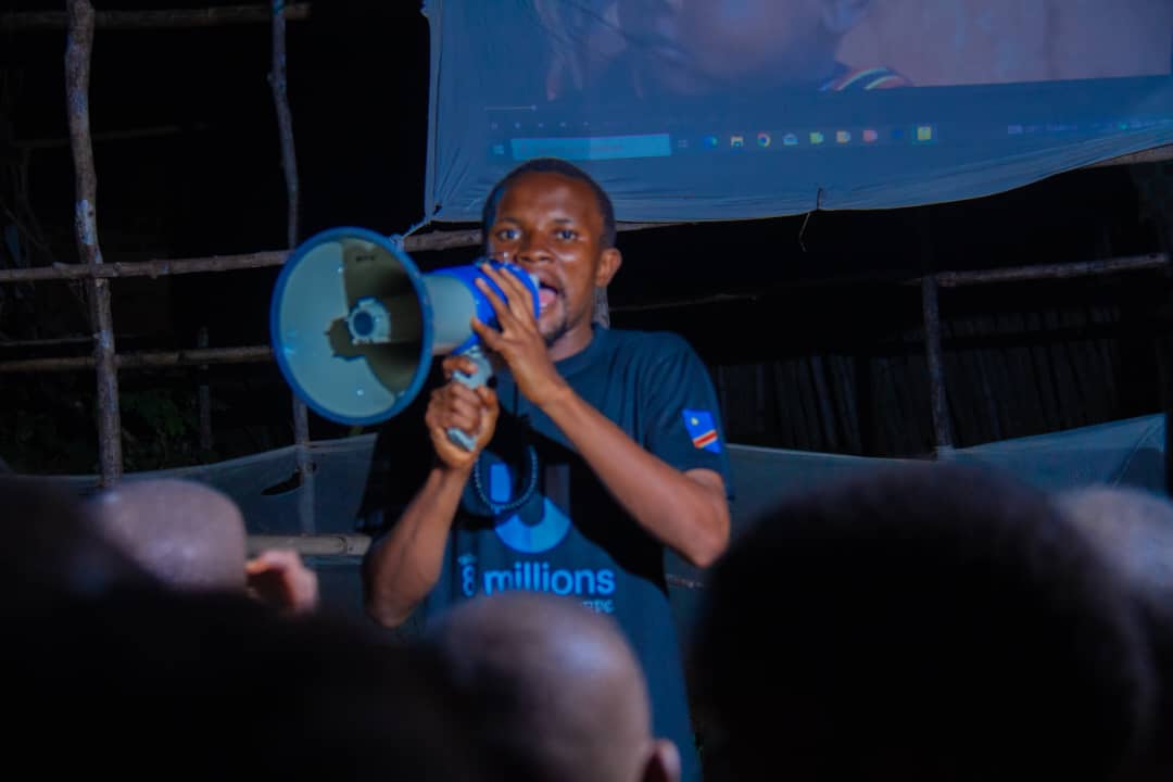 remeddrc's tweet photo. 🎥 Sensibilisation à Basoko, Kindu : +1200 personnes réunies autour du film Matilda pour parler #Polio 💉
Objectif : préparer la campagne de vaccination des 0–15 ans dans 6 zones de santé du #Maniema
Organisateur: #U_report et @remeddrc. Un article arrive !
#Vaccination #RDC https://t.co/PURWzx0ue6