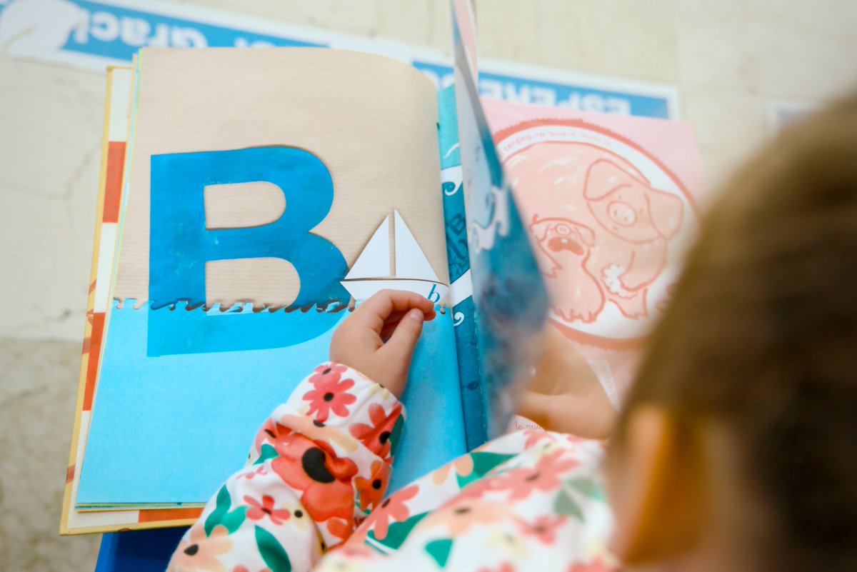 📚💫La magia de la lectura llega a Nefrología Pediátrica. La Estantería Mágica es una iniciativa que pretende hacer más acogedora la estancia en nuestro 🏥 a los niños con enfermedad renal. Además se busca acercar a los más pequeños a la lectura, evitando así el uso de pantallas.