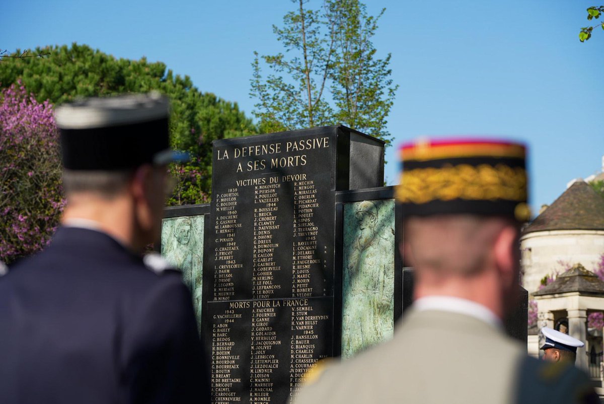 prefpolice's tweet image. #Cérémonie | Le préfet de Police @NunezLaurent a présidé ce jour, au cimetière de #Montparnasse,  en présence des représentants du @Gouv_mili_Paris, des @PompiersParis, des directions actives de la @prefpolice et de Béatrice Steffan, préfète et secrétaire générale de la zone de…