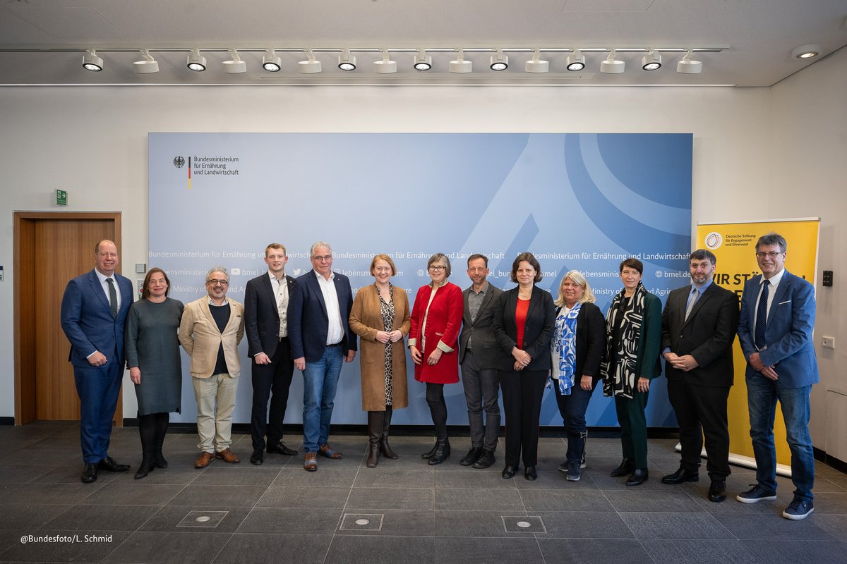 BMLEH_Bund's tweet photo. Die @D_S_E_E stärkt seit fast fünf Jahren ehrenamtliches &amp; bürgerschaftliches Engagement in 🇩🇪 – besonders in strukturschwachen &amp; ländlichen Regionen!

Der turnusmäßig wechselnde Stiftungsrat tagte heute, geleitet von Staatssekretärin @bender_silvia.
@BMFSFJ @BMI_Bund #Ehrenamt https://t.co/YC16qg3Dox