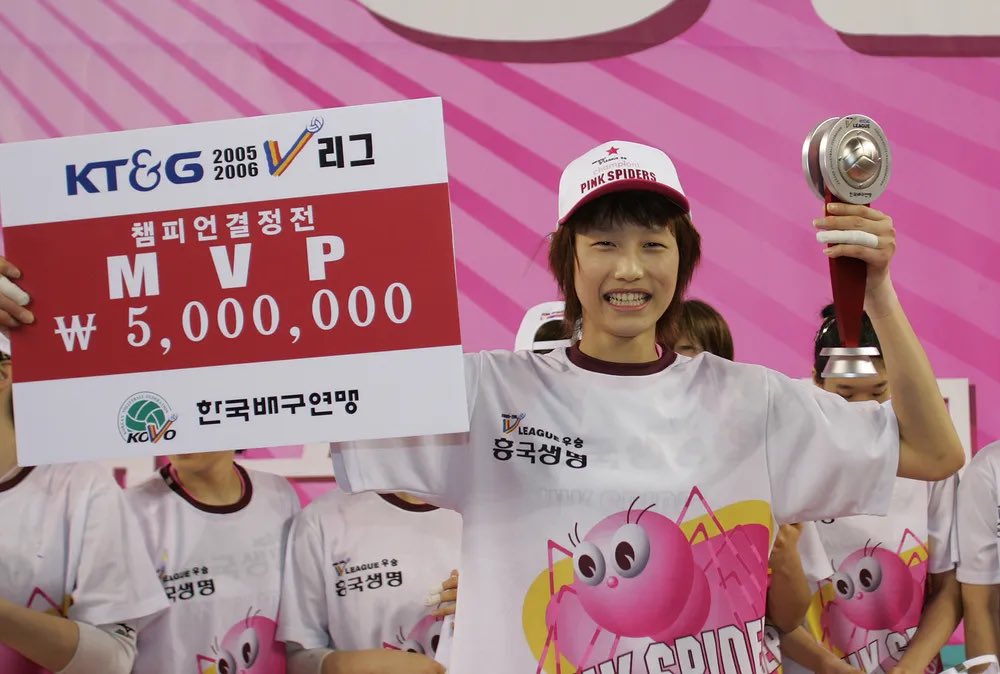 kongparing's tweet photo. 2005년 통합우승 신인왕 MVP로 시작한 김연경 언니의 배구 역사.. 2025년 통합우승 MVP로 마무리 되다..🥹🥹💗 https://t.co/pRb4Ct9ec6