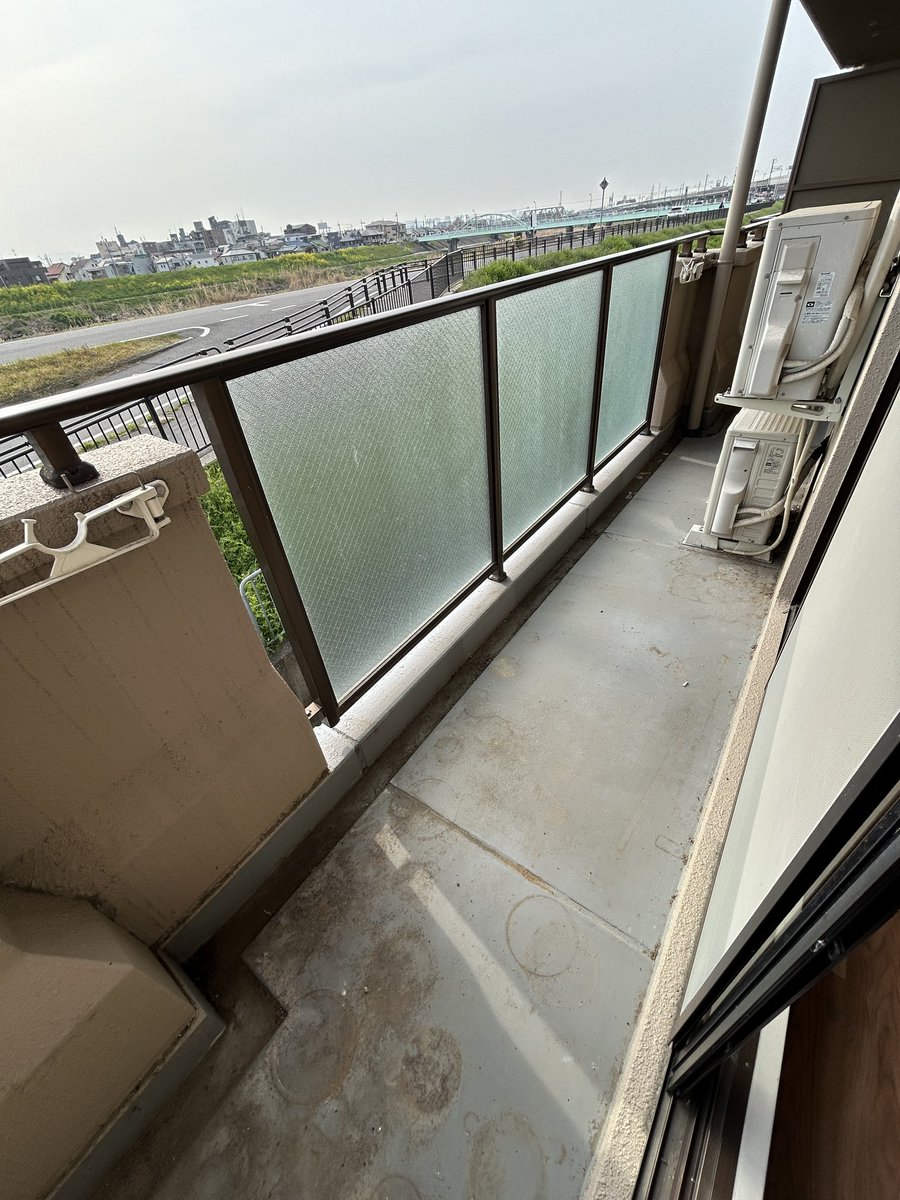 TNB_home's tweet photo. 物件撮影に行ってたらこんな物件が…
バルコニーからの目線が気になっちゃう…
#不動産 #2階 #バルコニー #賃貸 https://t.co/MiesZhsgU6