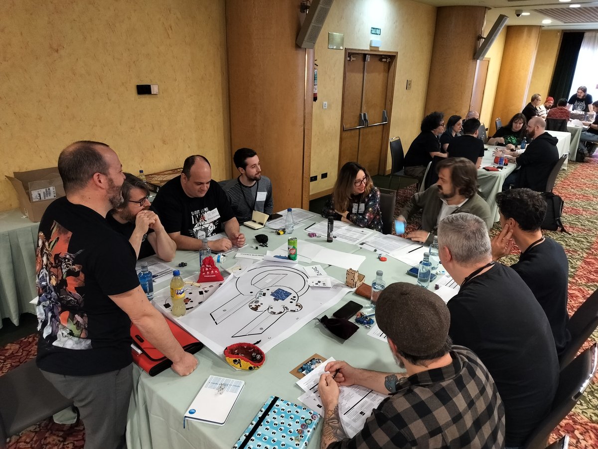 Shadowlandsed's tweet photo. Un fin de semana al calor del rol, del que surgen largas charlas, nuevas partidas, grandes proyectos y amistades duraderas. Eso es la #ShadowCon. Muchas gracias a todas las personas que asistieron, por cargarnos las pilas a tope de cariño. https://t.co/EfEC15ZmW3
