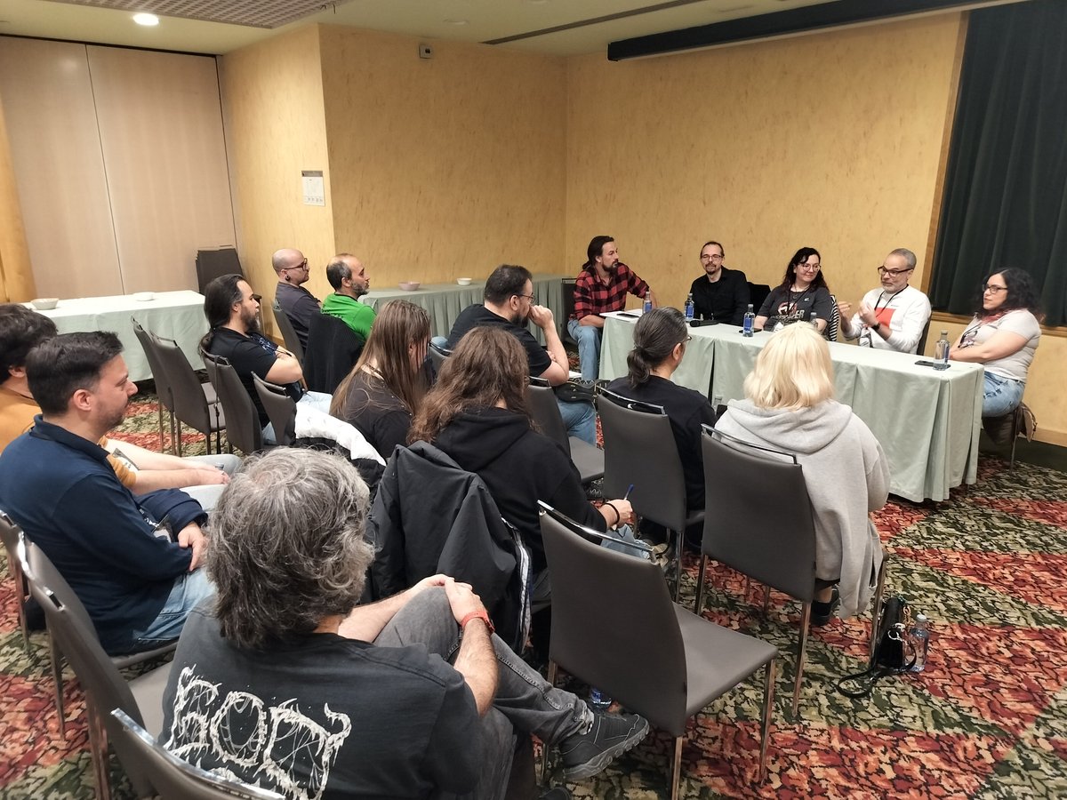 Un fin de semana al calor del rol, del que surgen largas charlas, nuevas partidas, grandes proyectos y amistades duraderas. Eso es la #ShadowCon. Muchas gracias a todas las personas que asistieron, por cargarnos las pilas a tope de cariño.
