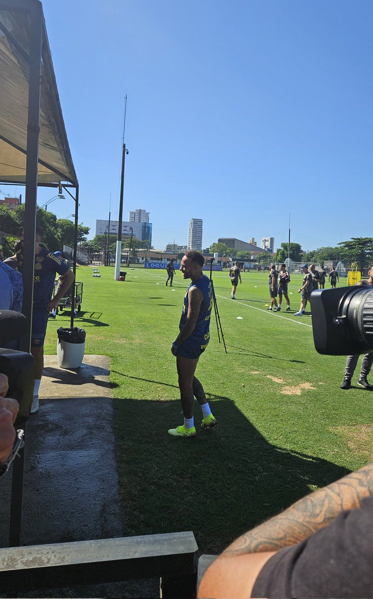A resenha hoje está diferente.
Neymar de volta aos treinos com o elenco.