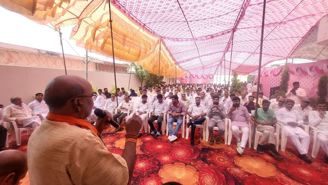 BJP4JilaSRE's tweet photo. विधानसभा गंगोह में आयोजित “सक्रिय सदस्य सम्मेलन” कार्यक्रम को जिला अध्यक्ष श्री @MahendrSainiBJP जी ओर गंगोह विधायक श्री @kiratsingh जी ने संयुक्त रूप से संबोधित किया।
#BJP4ViksitBharat
#ActiveMember
#BJPSthapnaDiwas https://t.co/AYowrdyh3D