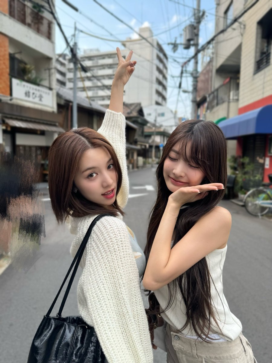 [#민서]
김댕아 생일축하해🤍
이번 너 생일에 벚꽃이 필까했는데 역시나 폈잖니~~~ 너 생일은 항상 벚꽃과 함께인 거 같다,, 벚꽃도 보러가자🌸 다리도 언능 낫고ㅠㅜ 건강이 우선이라구🥹!!!!! 오늘 꼭 진짜 행복하고 재밌고 소중한 생일이 되길 크크🐱🩷

#WOOAH #우아 #MINSEO
#HAPPY_LUCY_DAY