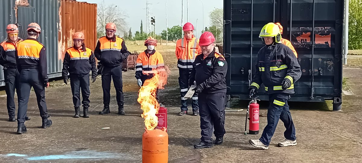 … En este curso se adquieren los conocimientos necesarios de primeros auxilios, salvamento, telecomunicaciones, seguridad y autoprotección, que permitirán a sus alumnos integrarse, con todas las garantías, en las agrupaciones de voluntarios de sus respectivos municipios.