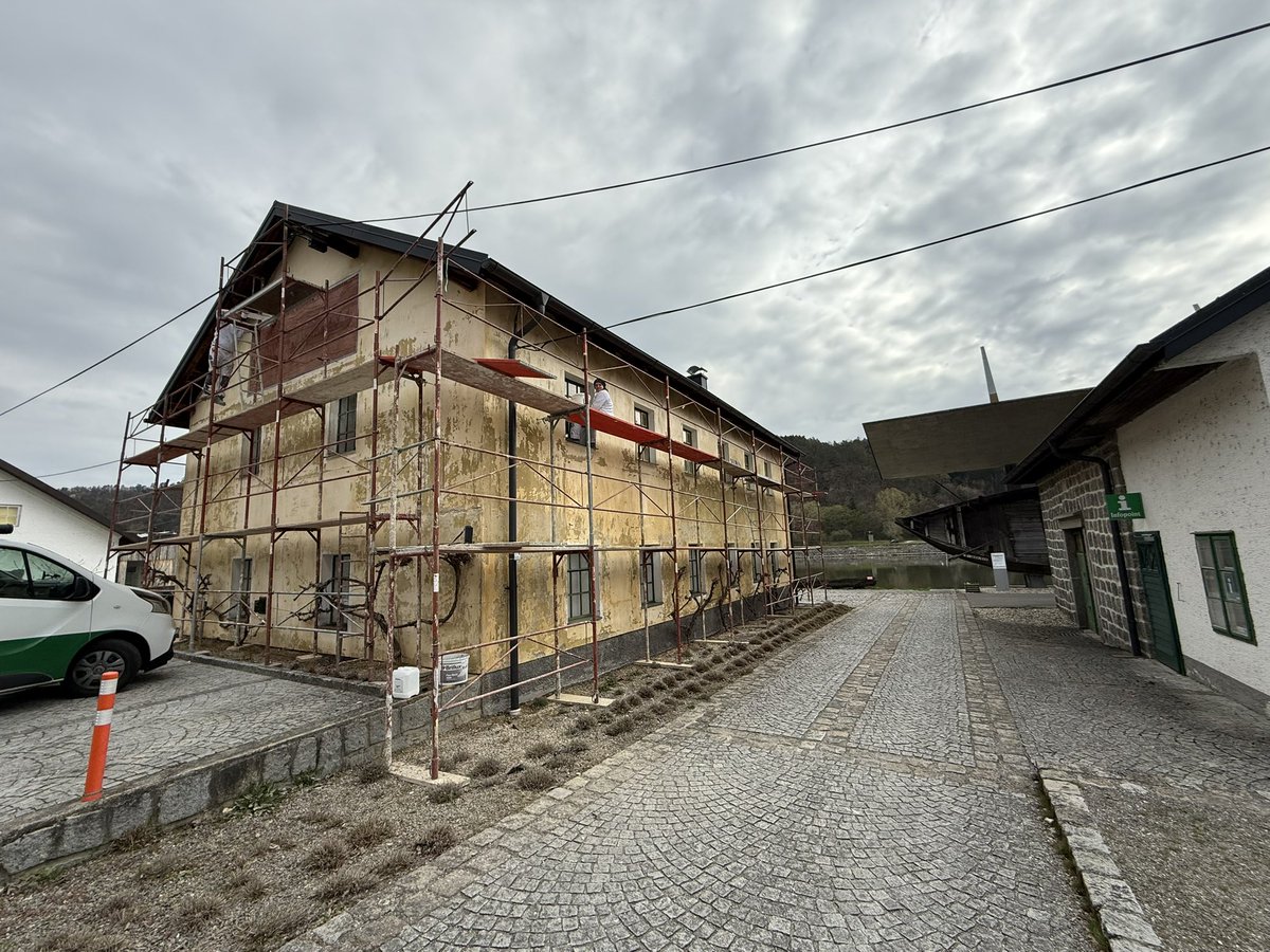 MuseumAschach's tweet photo. Der Außenputz und Anstrich des Schopper- und Fischermuseums in Aschach werden gerade erneuert. Pünktlich zum Saisonstart am 18. Mai soll alles fertig sein – wir freuen uns auf die neue Optik!

#SchopperFischermuseum #Aschach�#Renovierung #Saisonstart�#Museumsliebe #18.Mai https://t.co/1rU1s0tFwT