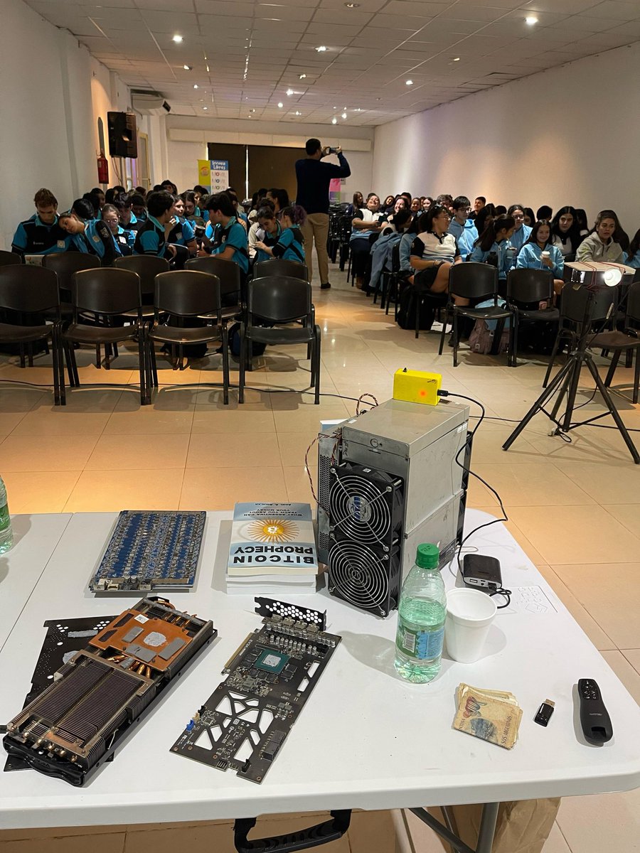 ONG Bitcoin Argentina (@bitcoinar) on Twitter photo Estamos en Paso de los Libres 📍🇦🇷capacitando a estudiantes secundarios en el marco del Proyecto Escuelas y Bitcoin junto a la compañía de <a href="/labitcoineta/">La Bitcoineta</a> 🚌
¡Un placer llegar a estos espacios! Esto recién comienza 🤓 Estamos en Paso de los Libres 📍🇦🇷capacitando a estudiantes secundarios en el marco del Proyecto Escuelas y Bitcoin junto a la compañía de <a href="/labitcoineta/">La Bitcoineta</a> 🚌
¡Un placer llegar a estos espacios! Esto recién comienza 🤓