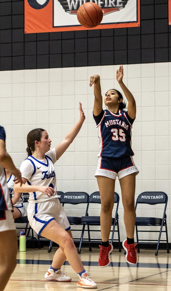 SarahOquist's tweet photo. 1st year of varsity-as an 8th grader:
🏀1st varsity basket: left, buzzer-beater layup
🏀87% from free throw line
🏀Enough steals to earn highlight reel
🏀Defensive award from captains
🏀Never missed practice
🏀Earned varsity letter
@MiaMcFadden2029 is just getting started! https://t.co/PHiV2Zcrqw