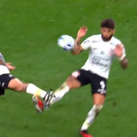 Toda semana nós temos erros absurdos da arbitragem, mas este pênalti não marcado pro Grêmio contra o Corinthians continua sendo o mais inacreditável de toda a história do VAR no Brasil e provavelmente no mundo. 

ATÉ HOJE NÃO ACREDITO NESSE LANCE!