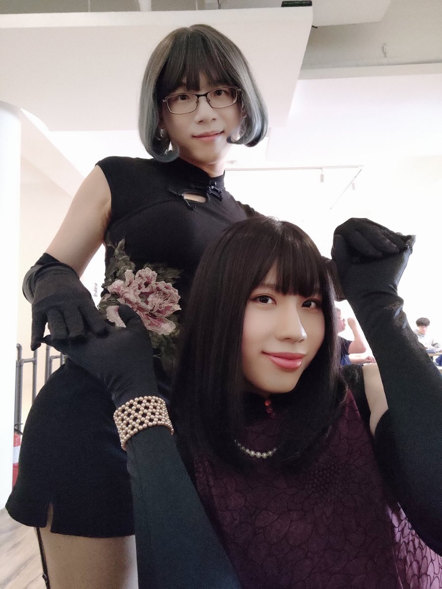 台股持股價值持續創新低🤣
最近股市感想大概都是這樣？下次等跌掉年度5成，或是有猛烈回漲再來說好了ˊ ˇ ˋ

下面繼續分享手套聚會的照片！小雪再次化身為合照機器，開始收集合照啦😆(Elma與主辦小米的合影GET！)

另外朋友幫忙用單眼拍下的手套特寫，看起來很不錯呢！除了手套還記錄胸部曲線與吊帶襪😆