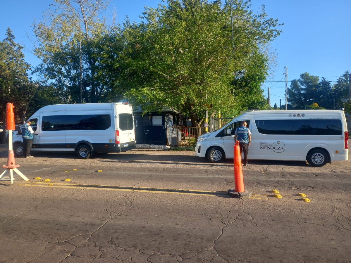 EmopMza's tweet photo. 🚍Transporte público  
✋Durante el mes de marzo se llevaron a cabo controles en distintos puntos de Mendoza  
- 367 actas por incumplimientos  
- 22 vehículos retenidos por distintas faltas 
❗️Para informar irregularidades, contactate al 148 opción 7 o en https://t.co/I4AnqO4oIH https://t.co/mmX8WrgMLU