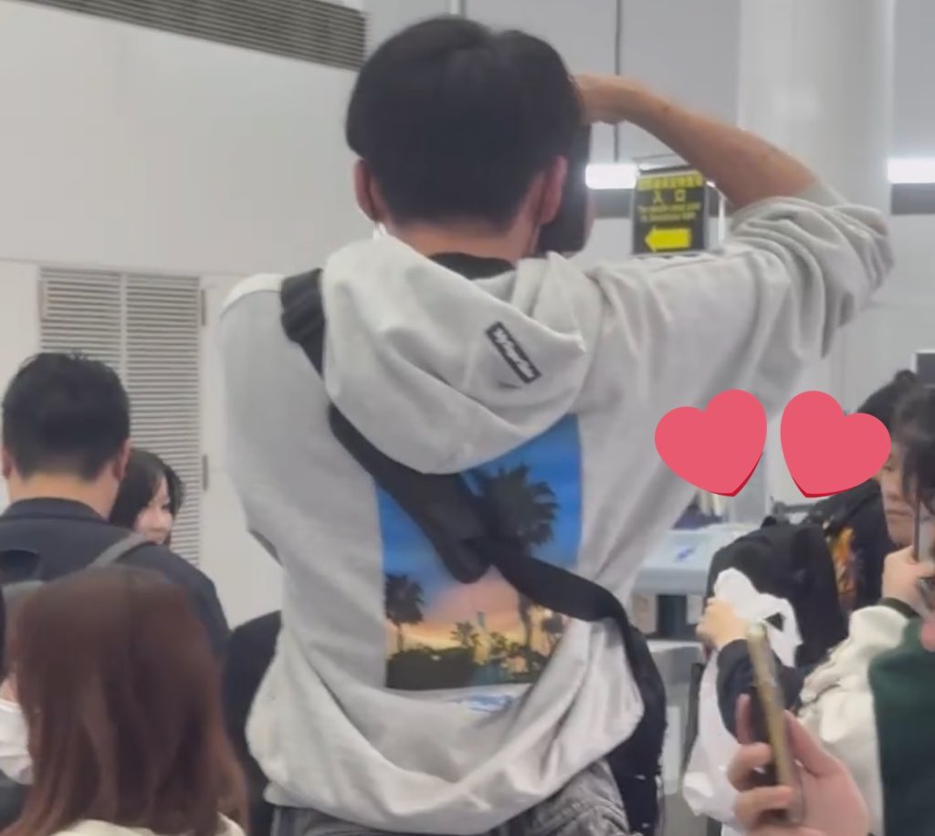 _clxvz4's tweet photo. 空港の見返してたらあさチャン笑顔で見てくれてて幸すぎる なんで今見返してんだろWWW 自分が撮ったのボケボケのパリタ全身 アサ後ろ姿しかないWWW https://t.co/T5TZzg34C9