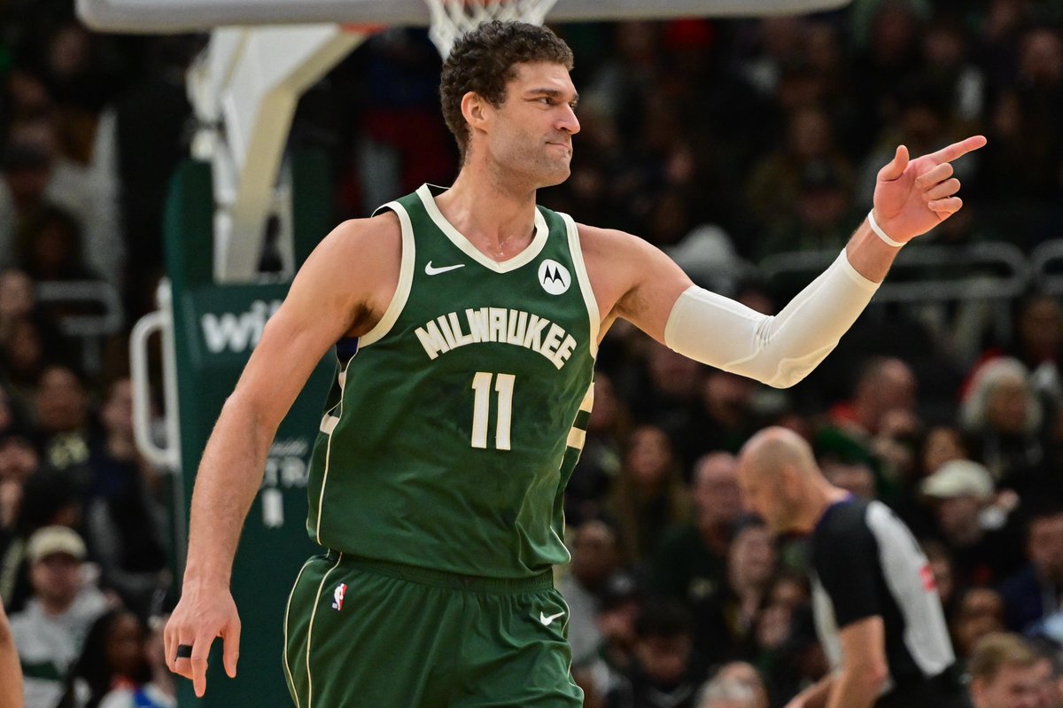 CallingOurShot's tweet photo. Why is this PLUS Money? 🤷‍♂️

Brook Lopez 2+ Threes (+125)

Lopez has made 2+ Threes in 13 of 19 games without Lillard, and in 7 of his last 10 vs. Gobert. Rudy will focus heavily on limiting Giannis getting into the Paint. Brook should get WIDE open looks from Deep. At home. Just make 2.
