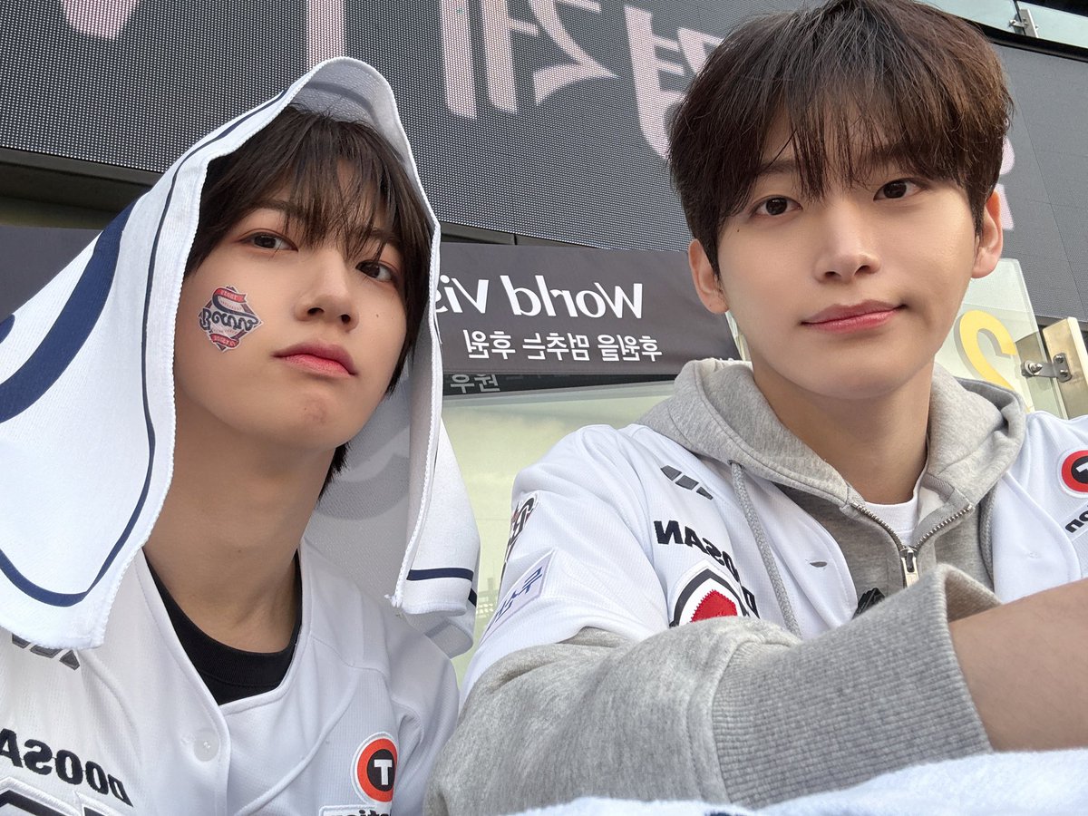 CRAVITY_twt's tweet photo. 끝내기 안타 직관은 나도 처음,,,,,🥹🥹🥹 승요 감사합니다❤️ 
#원진 #두산베어스 #첫직관부터_눈많이높아지겠네 https://t.co/8J1y7LI45l