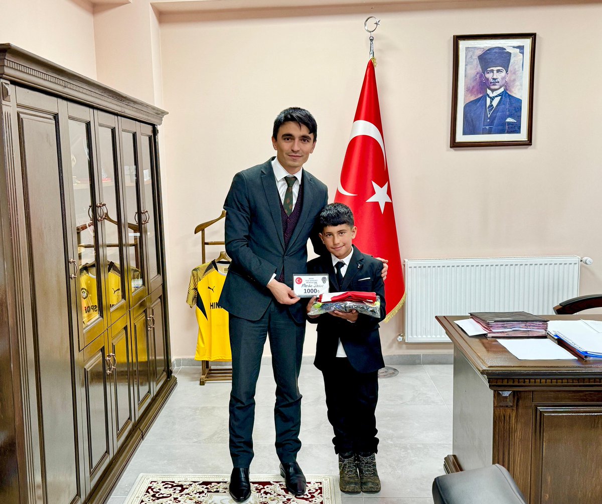hiniskaymakam's tweet photo. 2️⃣Sn. BEKTAŞ öğrencilere ödüllerini takdim ederek onları tebrik etti. https://t.co/17uGwWDcuE