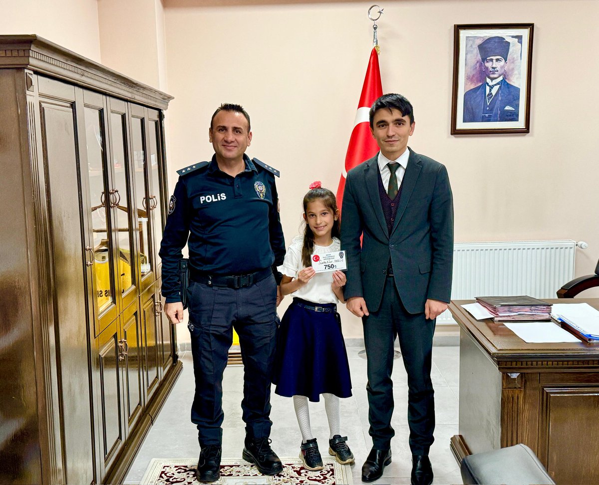 hiniskaymakam's tweet photo. 2️⃣Sn. BEKTAŞ öğrencilere ödüllerini takdim ederek onları tebrik etti. https://t.co/17uGwWDcuE