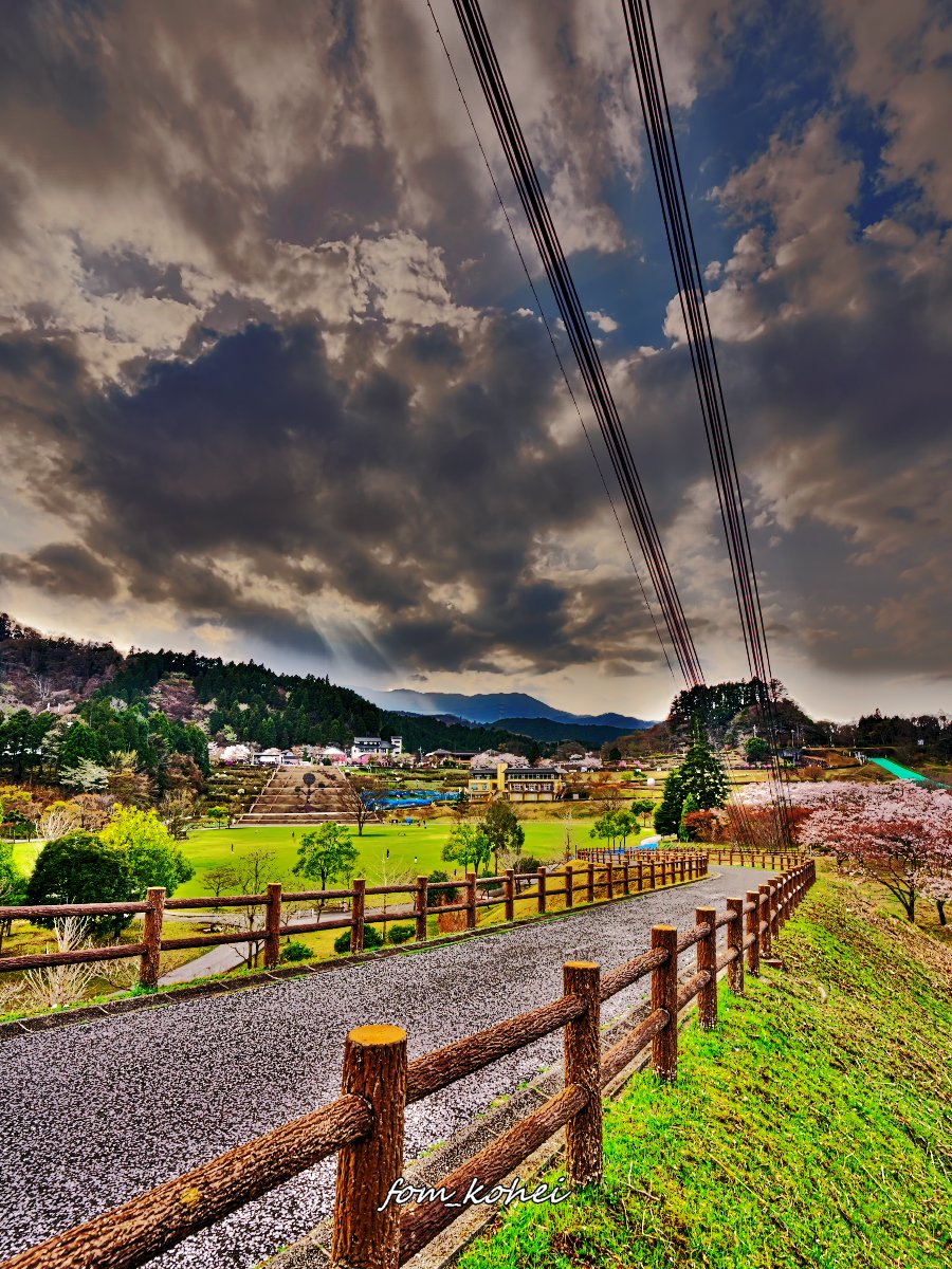 fom_kohei's tweet photo. 2024年4月
1年前の今ごろの季節
道の先に
#天使のはしご
#空 #雲 #桜 #AngelsLadder #cloud #CherryBlossoms #TAMRON #A046 #sonyα #α7cii #SILKYPIX #HDR #これソニーで撮りました https://t.co/K40Ffblkg9