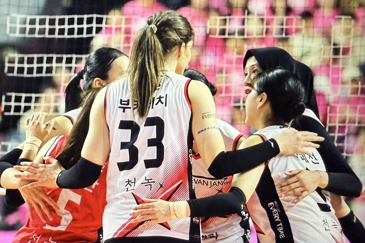 정관장 너무 잘 버텼고, 24-25시즌 너무 잘했어!!!❤️
체력적인 한계는 이미 다다른지 오래고, 정신력과 단합력으로 끝의 끝의 끝까지 싸워 준 선수들에게 박수를 보냅니다👏🏻
덕분에 이번 시즌이 정말 길었고, 꿈에 그리던 우리팀의 챔프전까지 볼 수 있어서 행복했어요!!
염혜선!!! 진짜 고생했어🥹