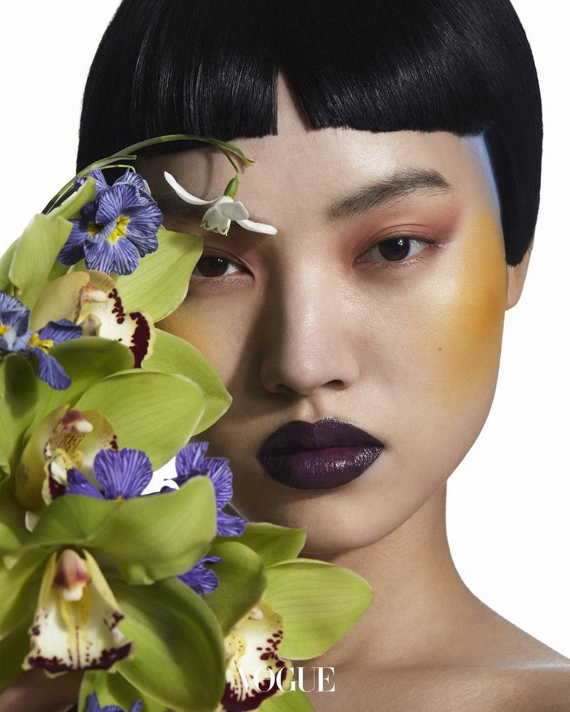 Vogue Tailândia mês de abril, uma capa que reforça o poder do skincare asiático, pele bem cuidada e maquiagens mais “naturais”, batons tons mais neutros e mais escuros, muito bom.
