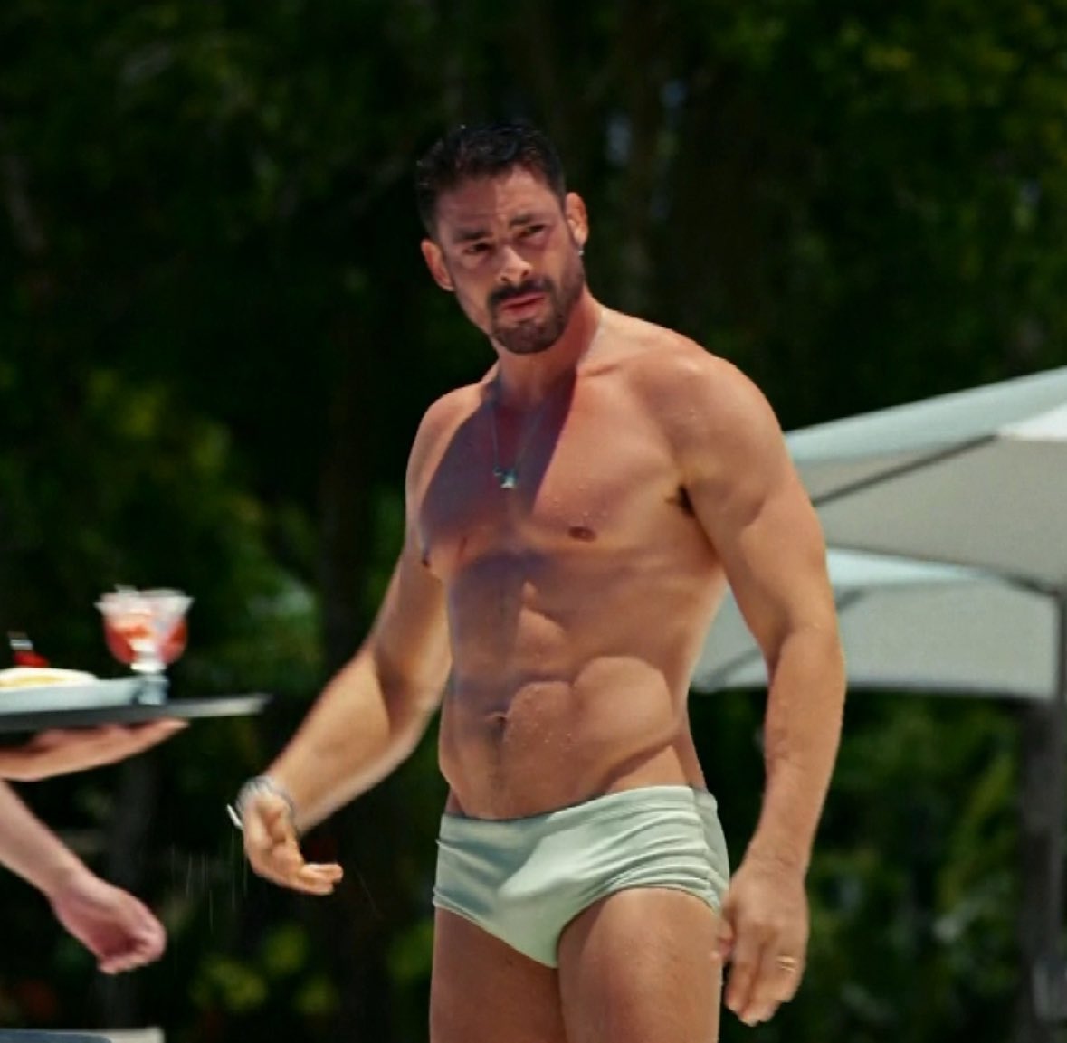 poponze's tweet photo. Cauã Reymond revelou que não gosta de se assistir atuando em novelas. https://t.co/MapF38j51N