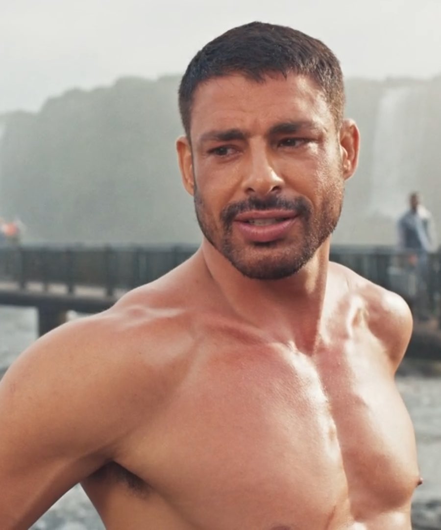 poponze's tweet photo. Cauã Reymond revelou que não gosta de se assistir atuando em novelas. https://t.co/MapF38j51N
