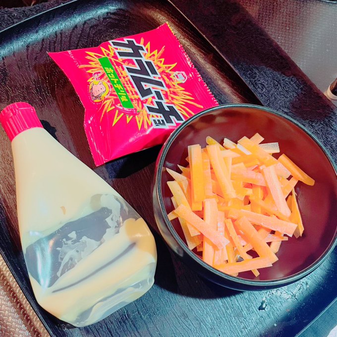 #俺様飯
 人参は材料で余りがち🥲
おっさんはジャンクは避けてるけどカラムーチョだけは大好き❤で食べたくなるんよね🥹
そこでハイブリッドおやつでごちそうさま😋 