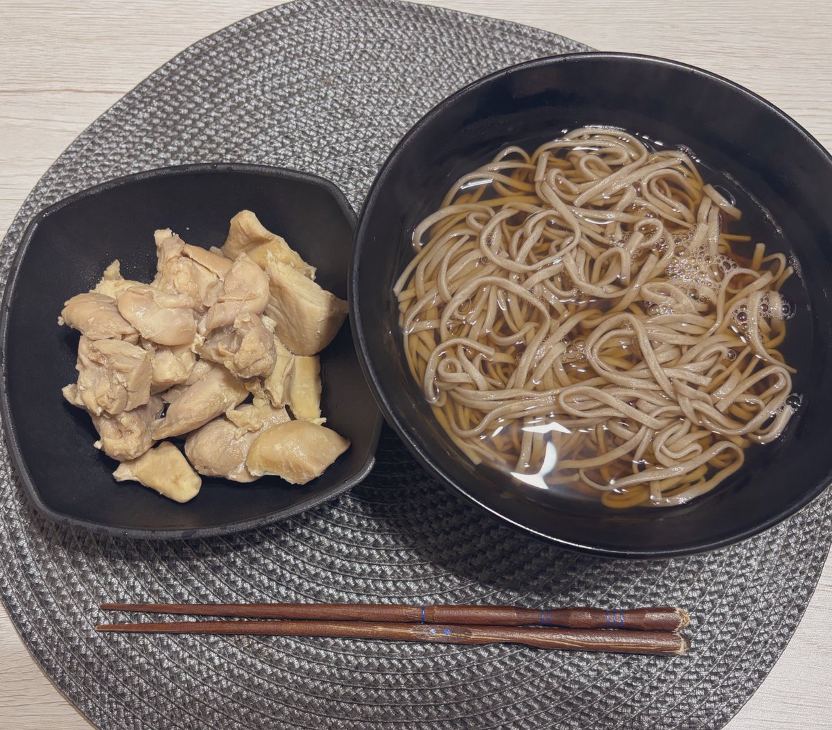 ya_routine's tweet photo. 夕飯、蕎麦と鶏胸肉。
そろそろ冷たいお蕎麦食べたいんだけど、最近蕎麦つゆに粒子ほんだし溶かすのハマってるからなかなか踏み切れない…冷たいつゆに溶かす方法知ってる人教えてください！ https://t.co/SZXMCoMiGT
