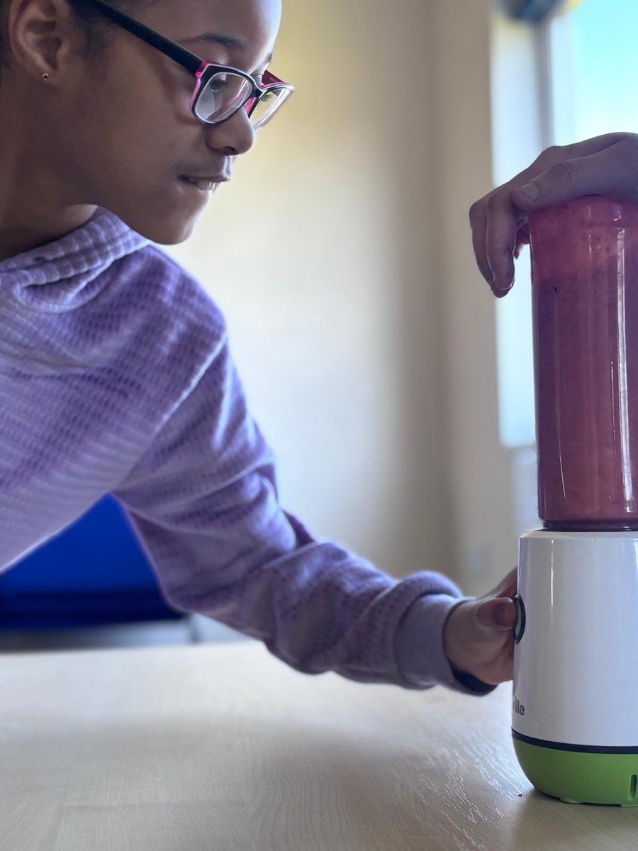 GoSwimstarsCom's tweet photo. Did someone say daily healthy nutritional meals &amp; fresh fruit snacks? We follow the NHS Eat Well principles at our Kingfisher #HAF2025 project in #Doncaster Kids love smoothie making &amp; so do we! @educationgovuk @SallyJameson @MyDoncaster https://t.co/FCOlLW6tWG