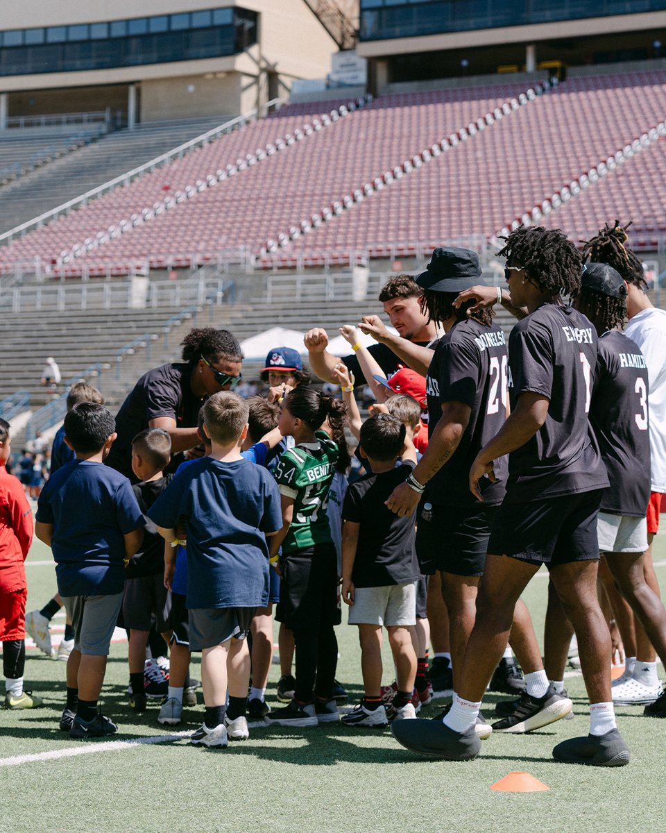 Youth from across Fresno and Clovis joined our football players on the field for an unforgettable day at Valley Children’s Stadium! Smiles everywhere, memories made, and future Bulldogs in the making. ❤️🐾

#GoDogs | #BulldogBread #NIL
Text GODOGS to 53-555 to Make a Contribution