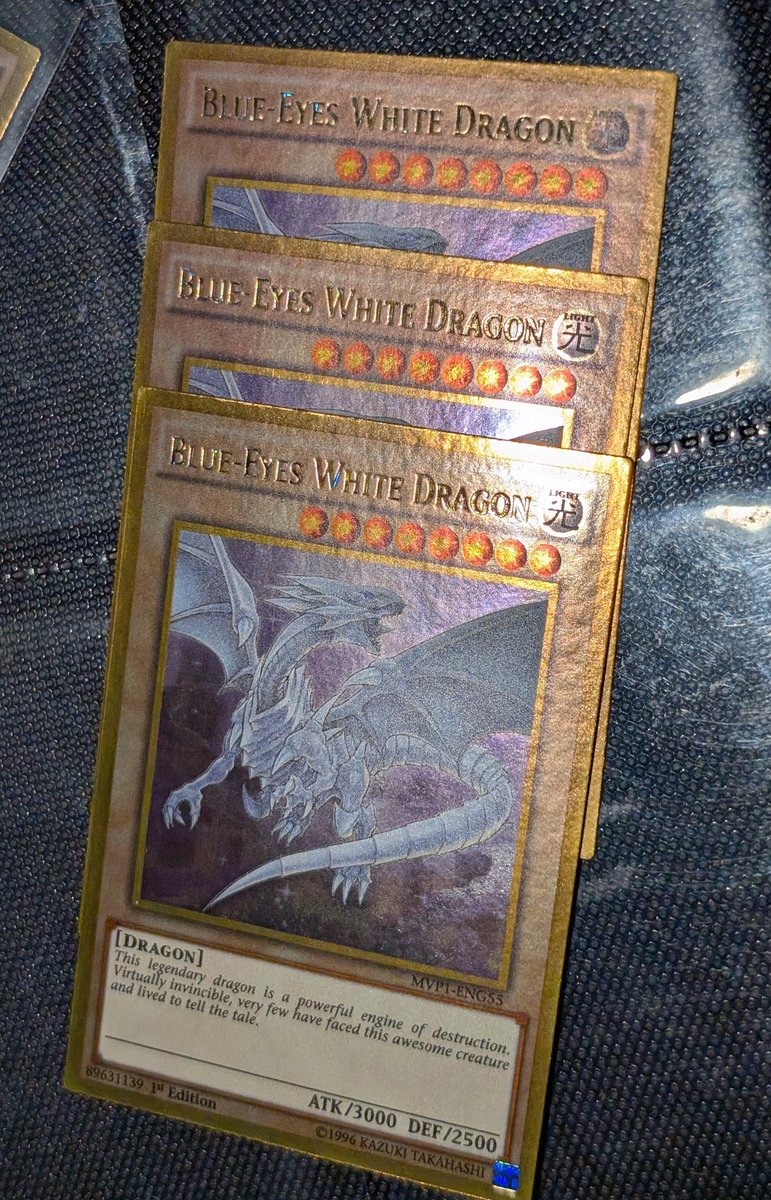 SamScalik's tweet photo. Love the BLUE EYES WHITE DRAGONS!!!! GOLD! BLING BLING #YUGIOHTCG #YUGIOH #BLING #yugiohcommunity #yugiohtrades #blueeyeswhitedragon #bewd #dragons #white #blackandwhitephotography #photooftheday #picoftheday #instagood #viral #cardgame #shiny https://t.co/P4WgefUWUt